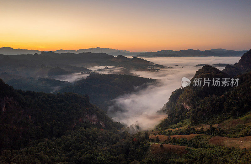 美丽的鸟瞰图景观阳光与雾蒙蒙的环境，在早晨的日出，Baan jabo的观点。